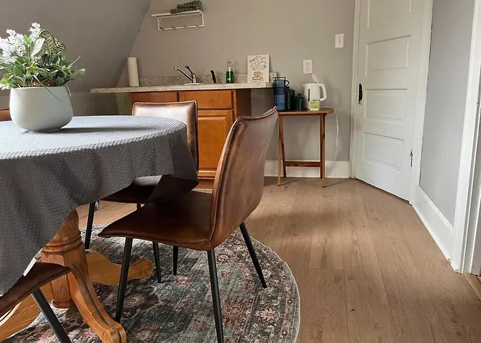 Main Level Rustic Getaway, Woodsy Area * Rockford