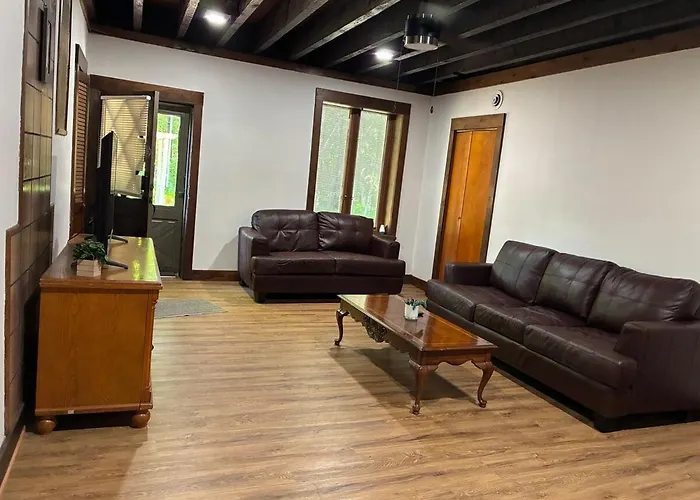 Main Level Rustic Getaway, Woodsy Area * Rockford