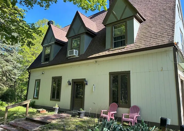 Main Level Rustic Getaway, Woodsy Area Hébergement de vacances *