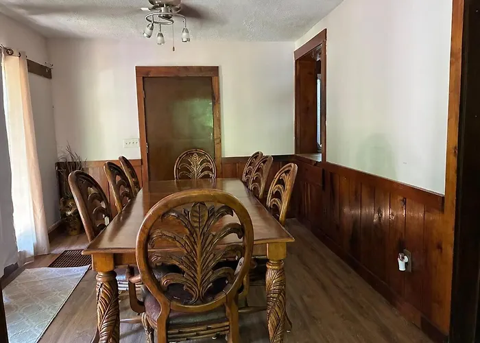 Main Level Rustic Getaway, Woodsy Area *