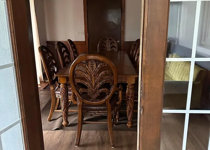 Main Level Rustic Getaway, Woodsy Area *
